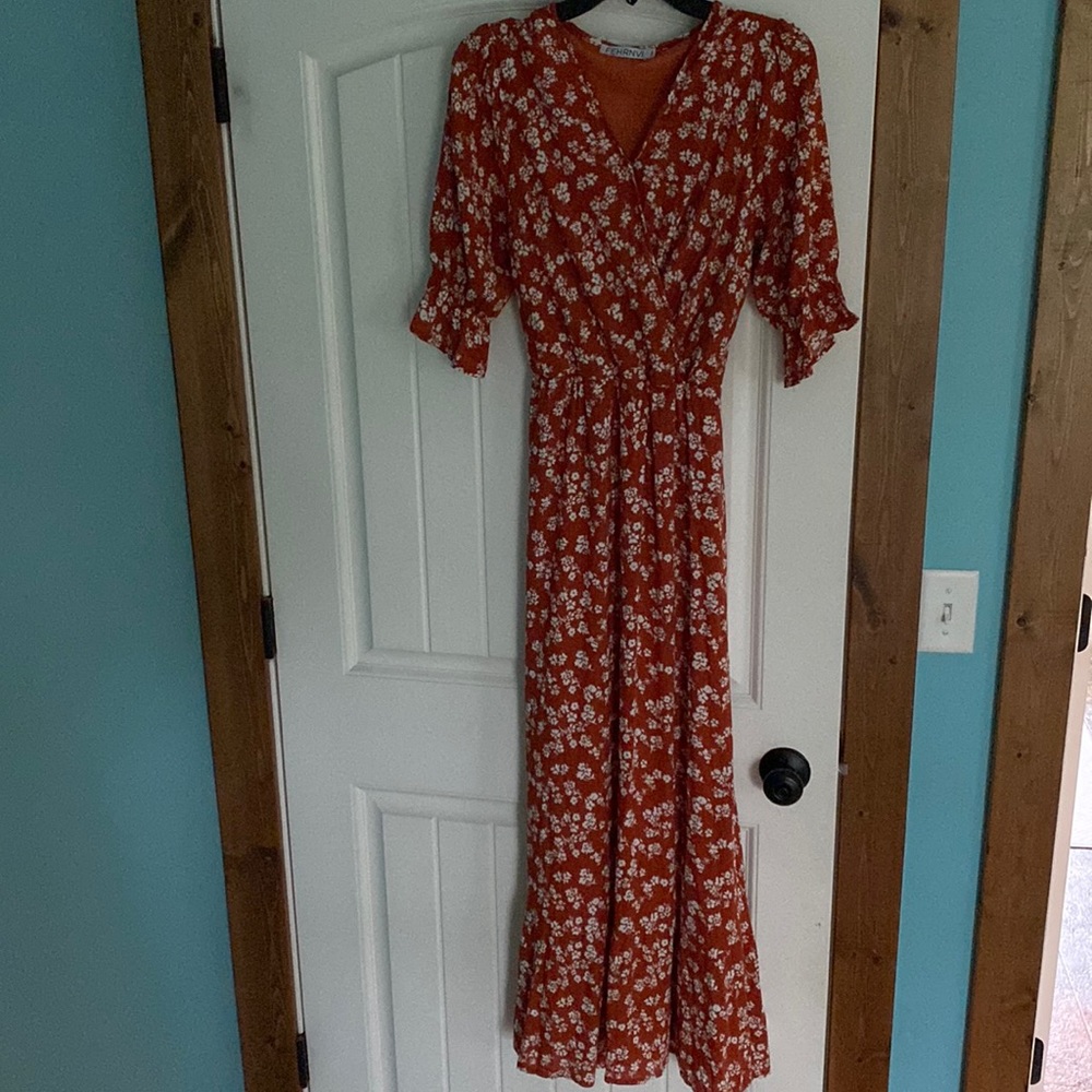 Fehrnvi boutique womens size medium rust floral maxi dress.  Fully lined.